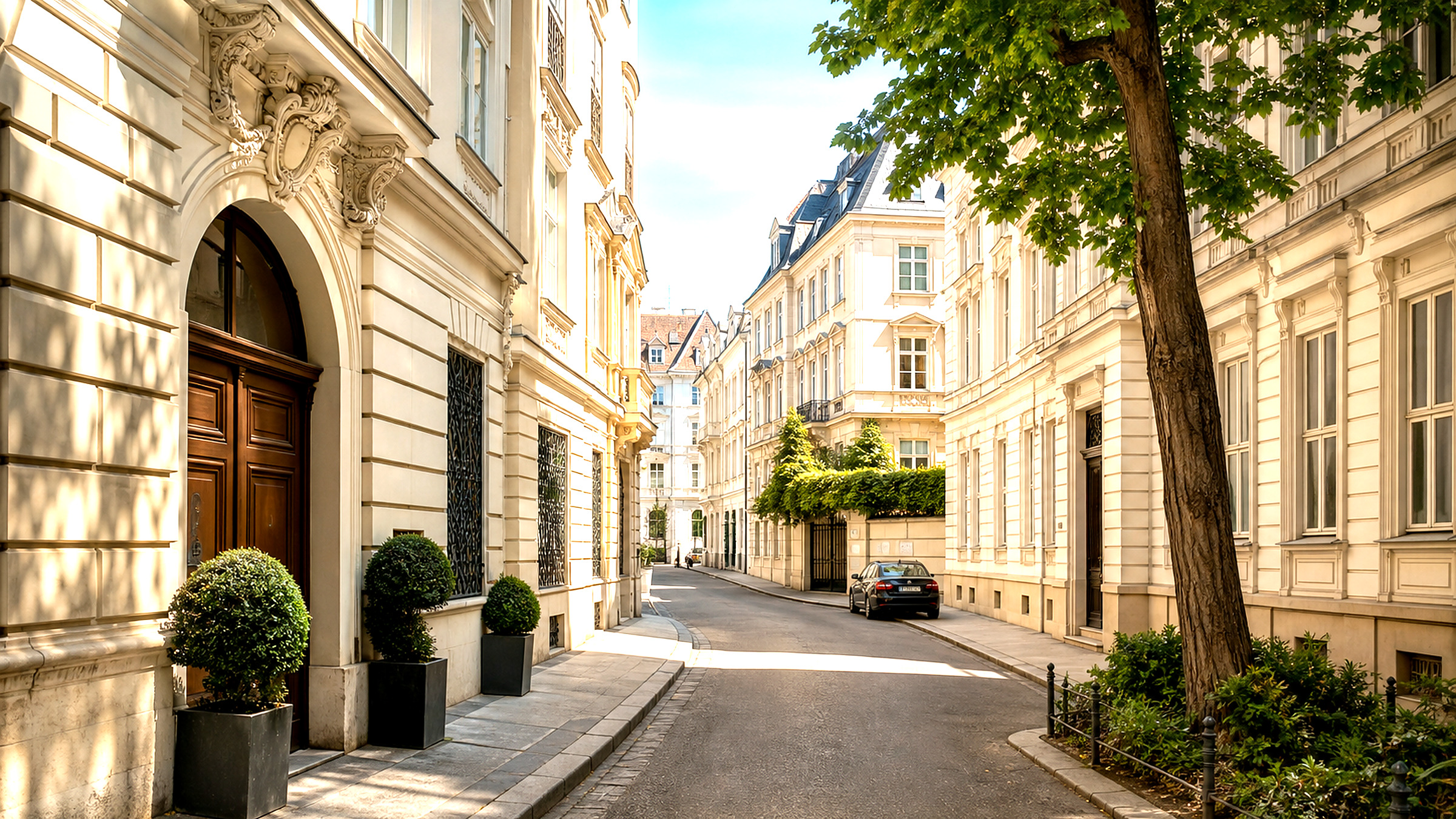 Historische Häuserzeile in einer Straße der Wiener Inneren Stadt